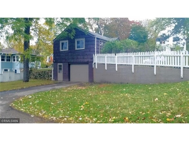 Building Photo - 823 Elm St