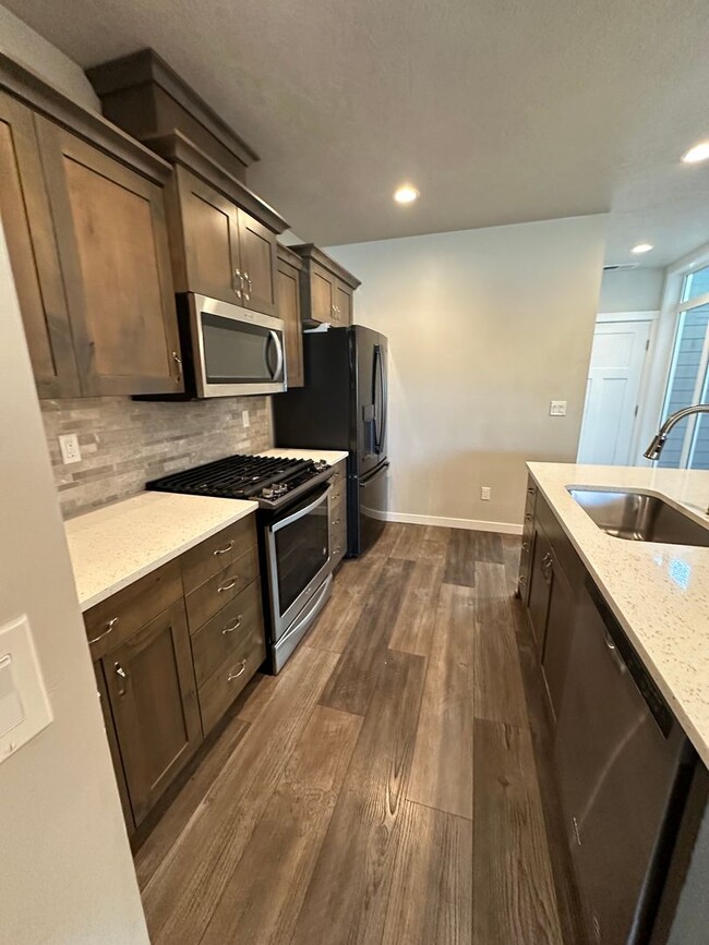 Building Photo - Modern Townhome Near Eagle Greenbelt..3-be...