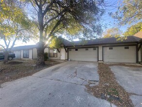 Building Photo - Spacious 3/2 duplex with a garage