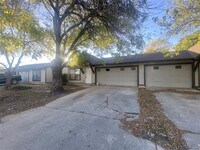 Building Photo - Spacious 3/2 duplex with a garage