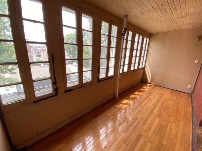 Building Photo - 141 E 12th Ave