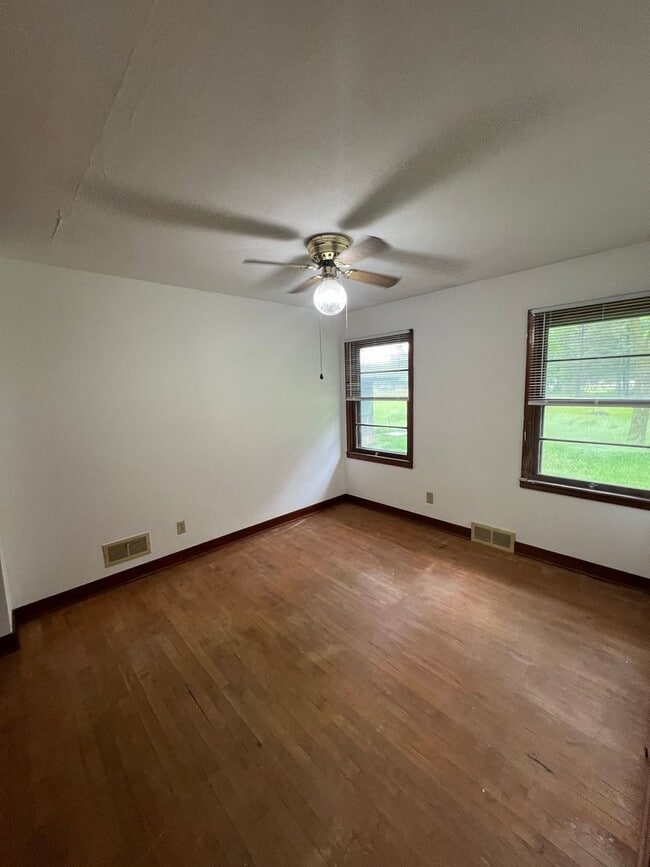 Building Photo - 2 Bedroom 1 Bath Single Family Home Available!