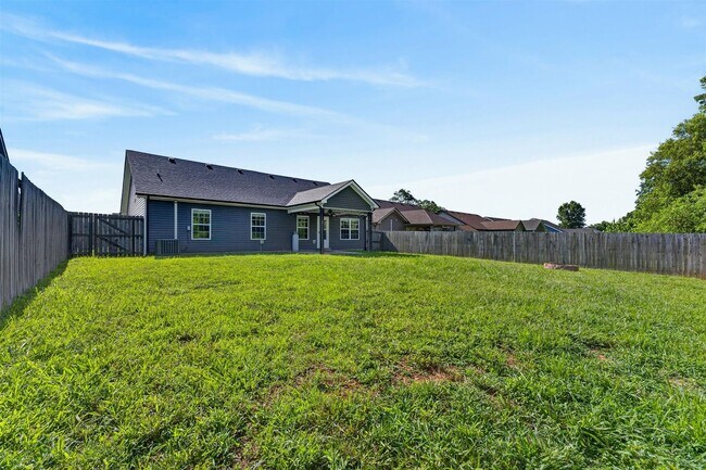 Building Photo - Pet Friendly Three Bedroom!