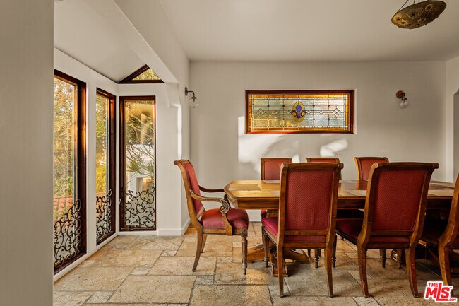 Building Photo - 2002 N Las Palmas Ave