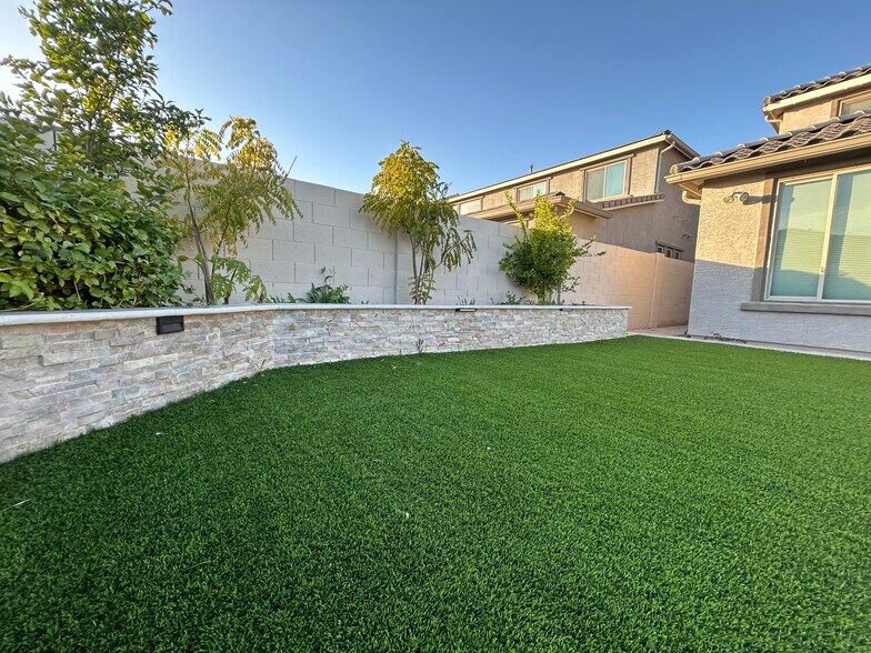 Building Photo - 8909 W Missouri Ave