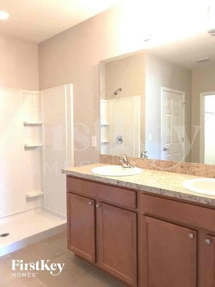 Building Photo - 220 SE 14th Terrace