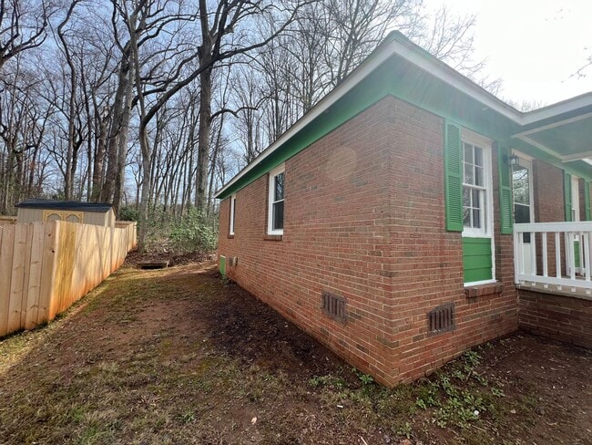 Building Photo - 3 Bedroom close to Uptown