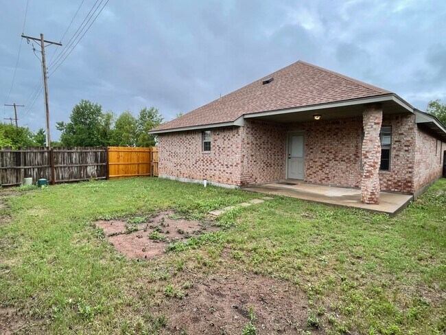 Building Photo - Beautiful 4 bed 2 bath home with a spacious up to date kitchen!