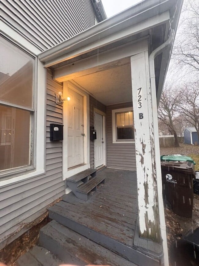 Building Photo - 723 W Armstrong Ave