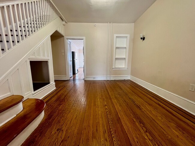 Building Photo - Gorgeous 2-Bedroom Apartment on Main Street! Available NOW!