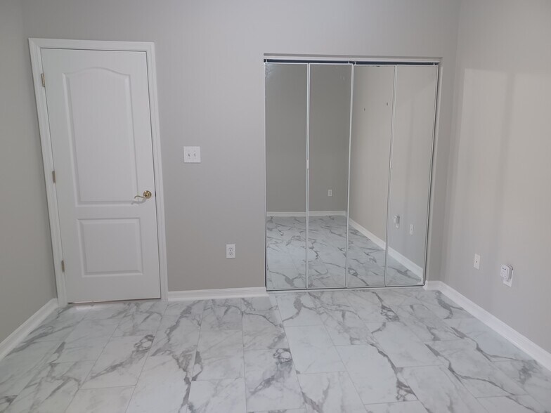 Building Photo - 2250 Candlewood Ln E