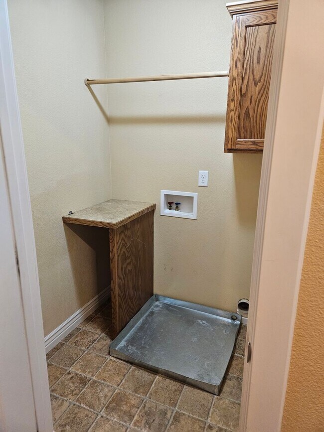 Building Photo - 3/2.5 in Boise-2 Car Garage, Fireplace, Vaulted Ceilings, Landscaping Included.