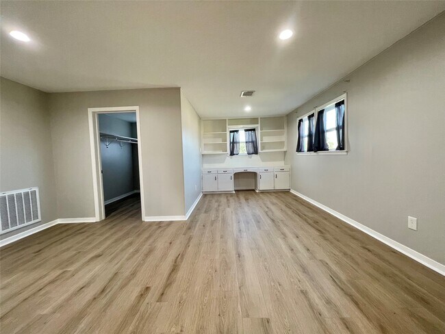 Building Photo - 817 N Valderas St