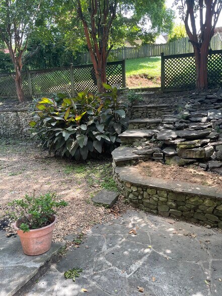 Great backyard - 3278 Highland Dr