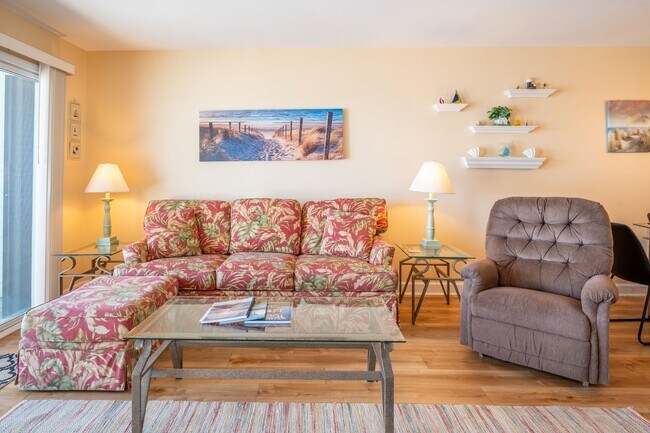 Building Photo - STAY OCEANFRONT FOR THE WINTER!