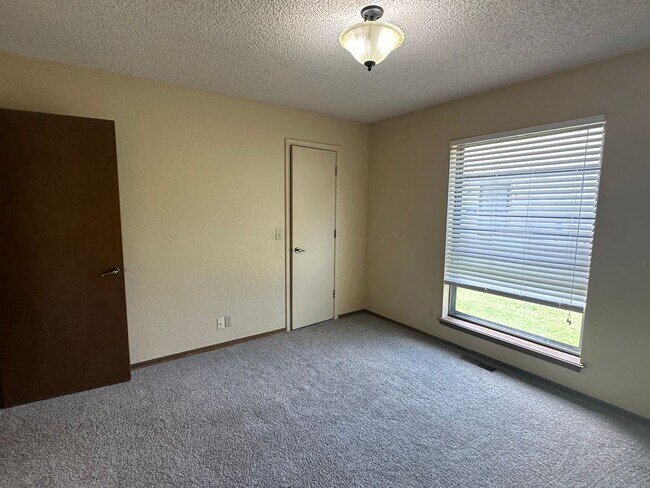 Building Photo - Large single story 4 bedroom