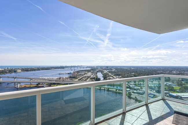 Building Photo - 231 Riverside Dr