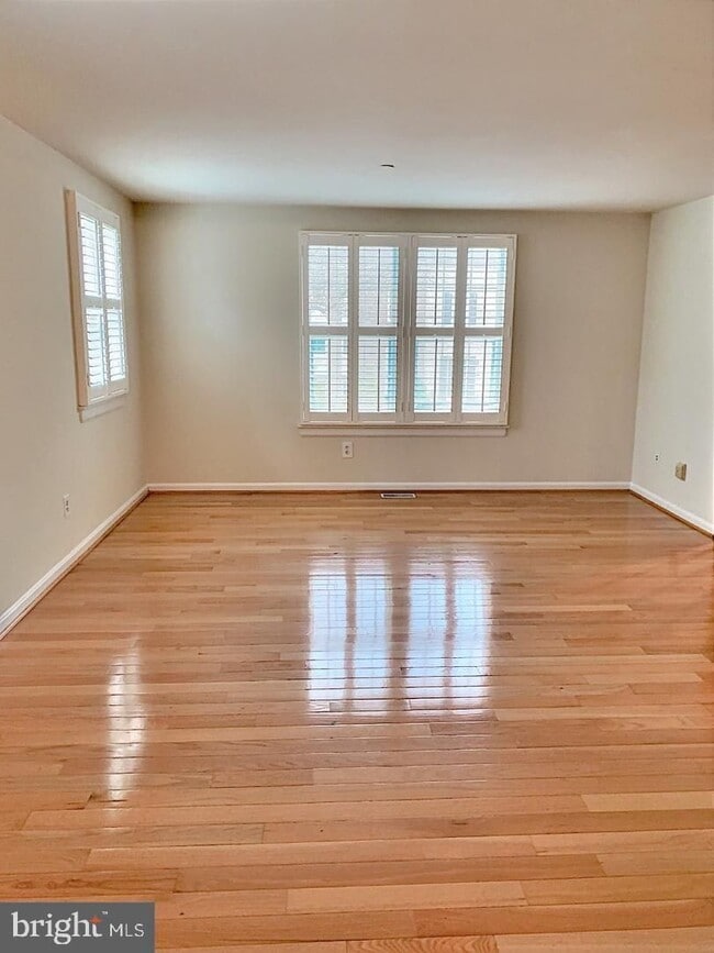 Building Photo - Welcome to this beautifully maintained brick end residence in the heart of Falls Church, where co...