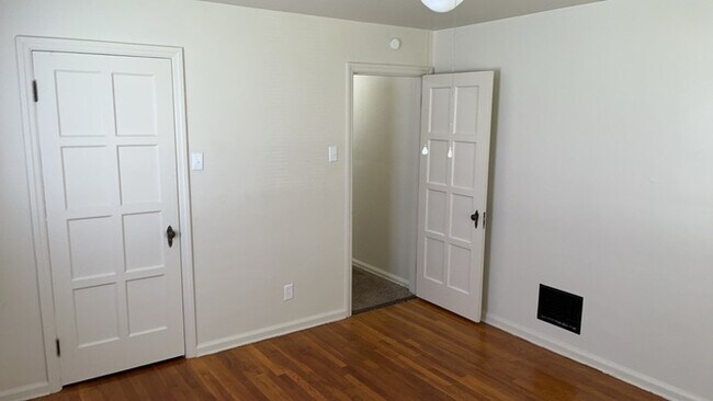Building Photo - 1076 Sherwood Dr