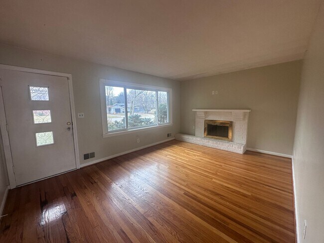 Building Photo - 3 bed, 2 full bath House in 40218 - $2,000/month