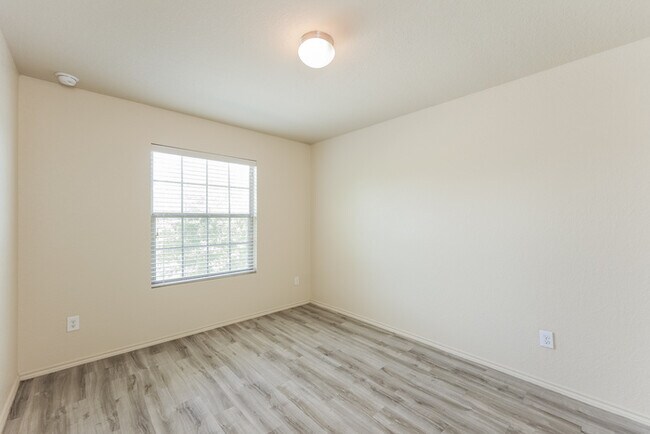 Building Photo - 5910 Aspen Gdn