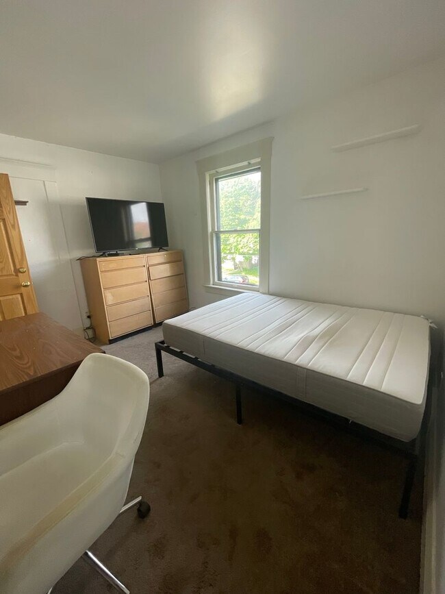 Building Photo - 841 E University Ave