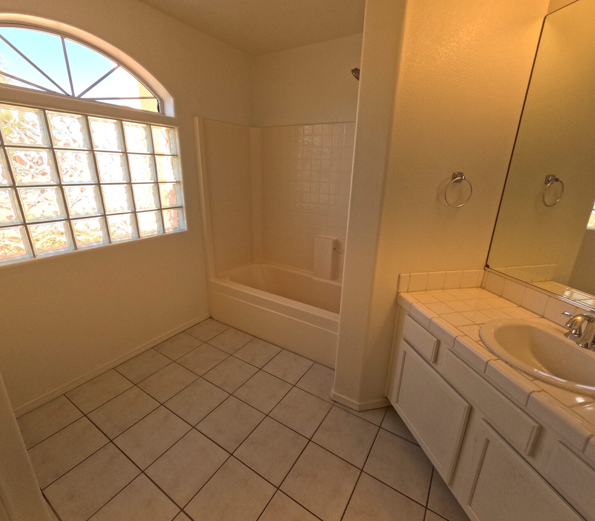 Building Photo - 2112 E Desert Lakes Dr