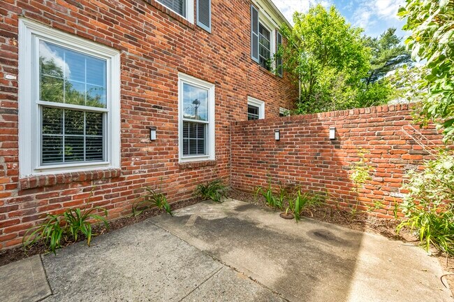 Building Photo - 25 Yorktown Dr