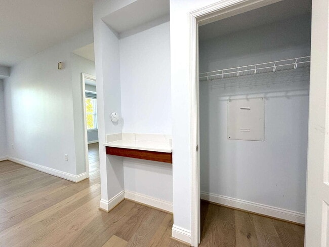 Building Photo - "Chic Urban Retreat: Stylish 1-Bed Condo with Hardwood Elegance in the Heart of Alexandria!"