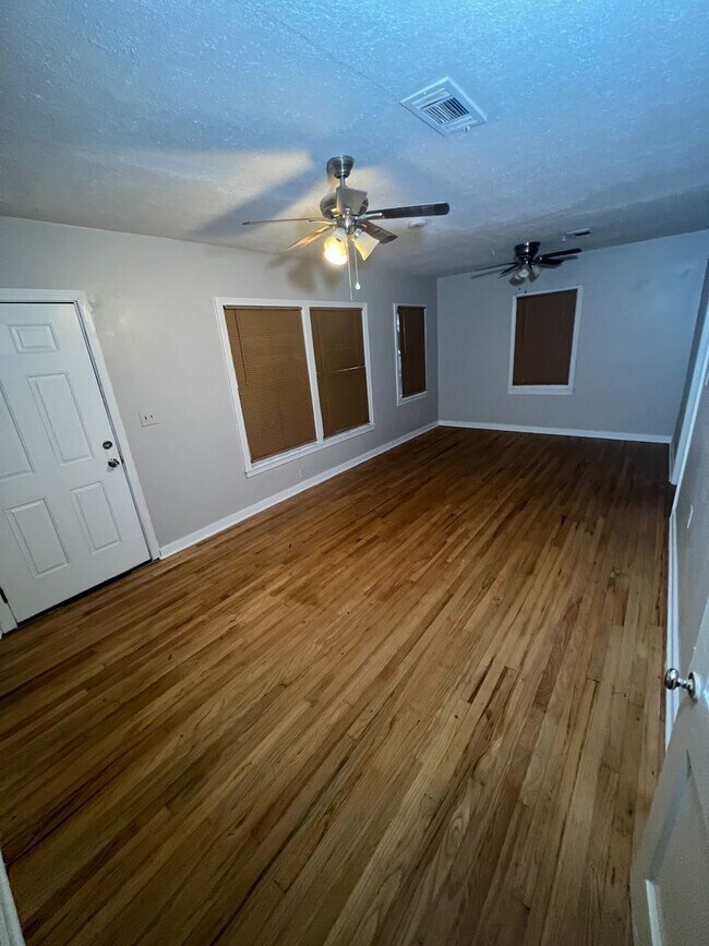Building Photo - 3718 Northbrook Dr