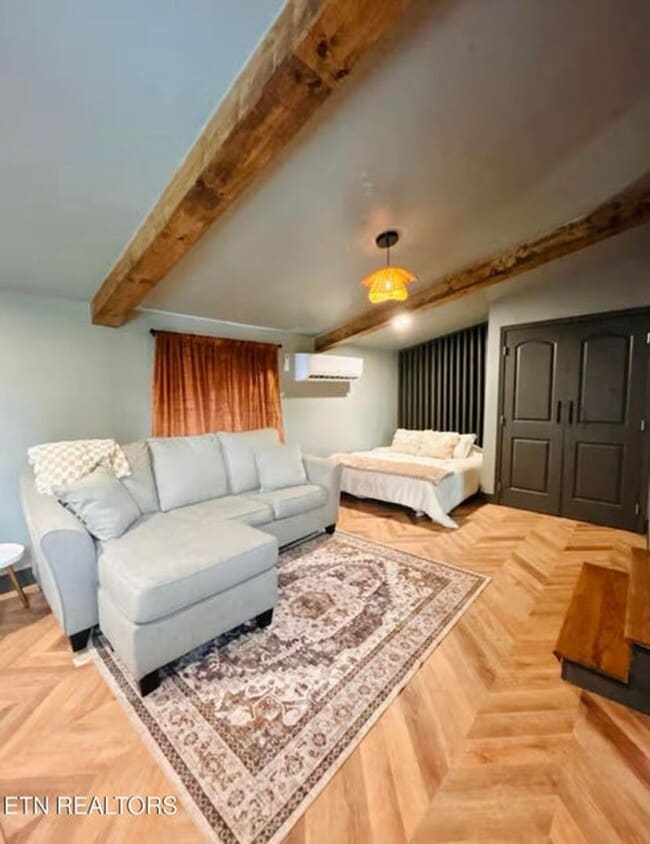 Building Photo - Knoxville 37920 - 1 bedroom, 1 bath studio apartment - Contact Tara Hayes (865) 242-8010