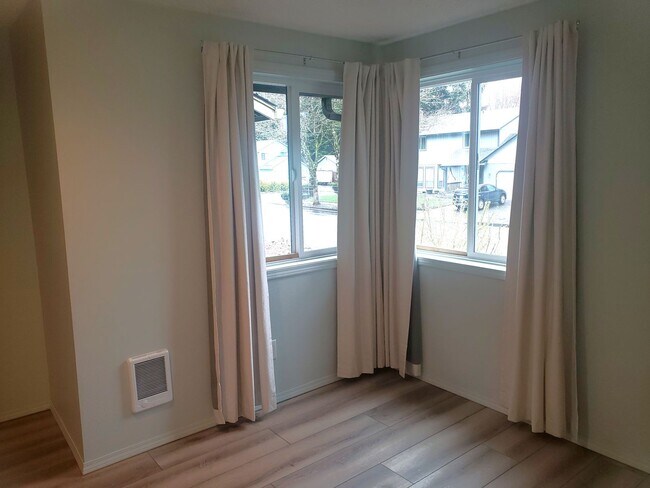 Building Photo - Adorable One-Level House with Huge Backyard in Vancouver!