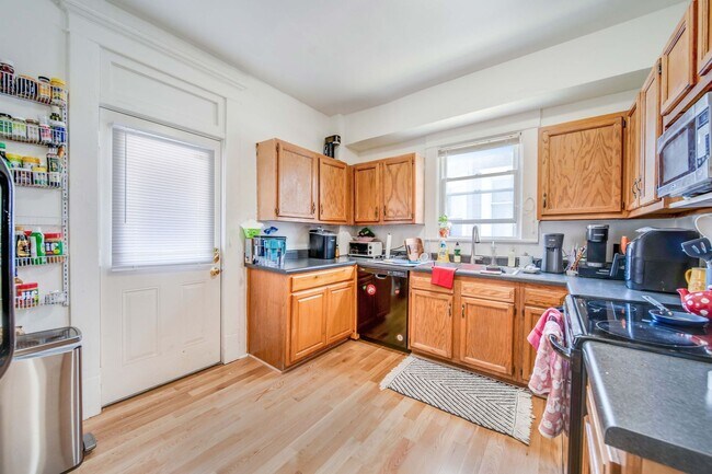 Building Photo - Ultimate 6-Bedroom House with Amazing Front Porch!