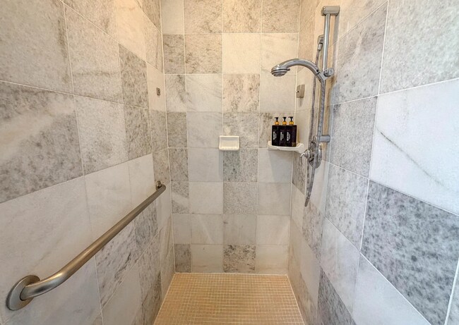 Building Photo - 2 Bedroom Townhouse in a Resort Style Community! All Utilities Included!