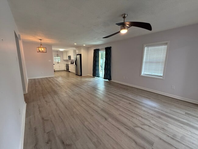 Building Photo - 120 N Pinewood Dr