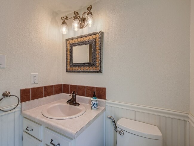 Building Photo - Charming 4 Bedroom 2.5 Bath in Lakewood!