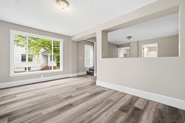Building Photo - Newly Renovated 2 Bedroom Single Family Home