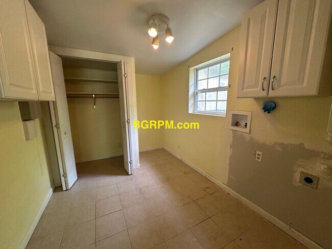 Building Photo - 3 Bd, 1.5 Ba, Home in Jacksonville