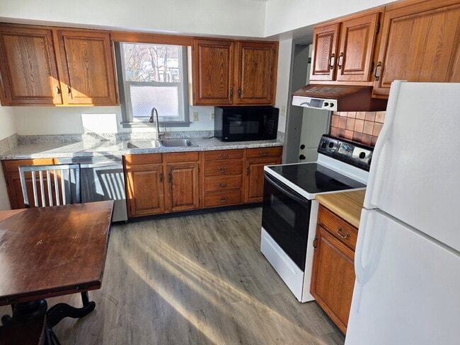 Building Photo - 6813 Urbandale Ave