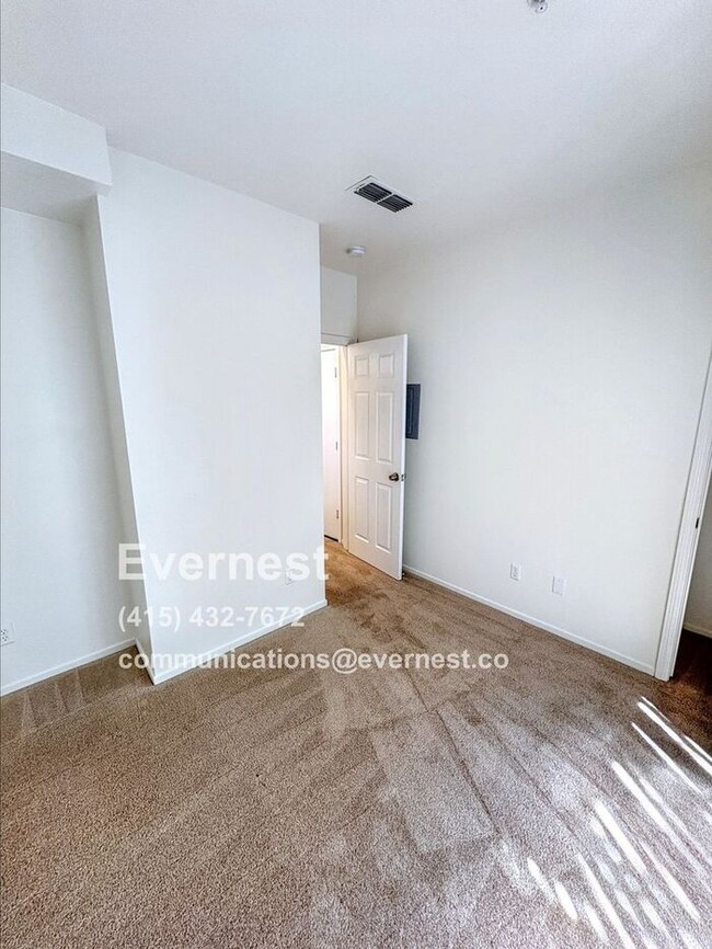 Building Photo - Lovely 2-Bedroom Townhome: Comfort and Con...