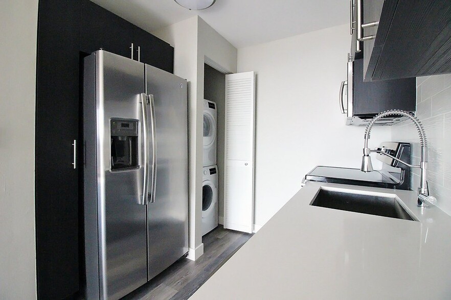 Building Photo - 9 E Delaware Pl