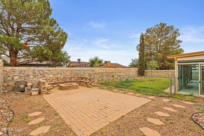 Building Photo - 832 Tepic Dr