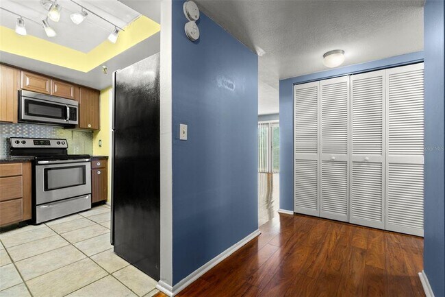 Building Photo - 7430 Sunshine Skyway Ln S