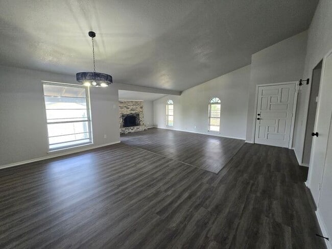 Building Photo - Hilltop 3 Bedroom, 2 Bath, 2 Car Garage Pr...