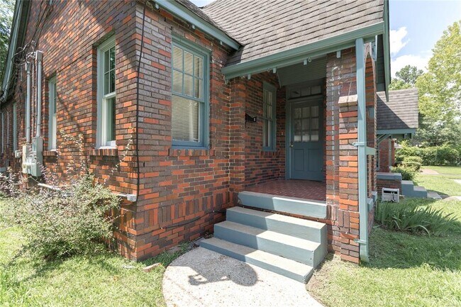Building Photo - 3154 Lexington Rd