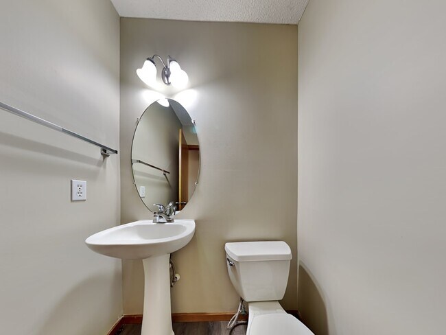 Building Photo - 1933 Mathias Rd