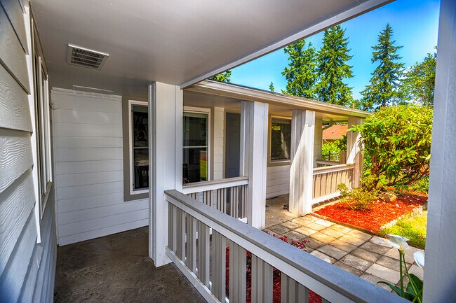 Building Photo - 4 Bedroom Home Lakewood