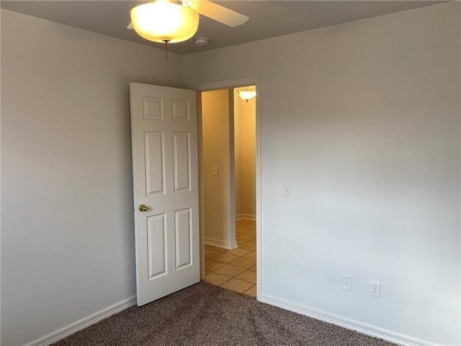 Building Photo - 911 SW Cheyenne Dr
