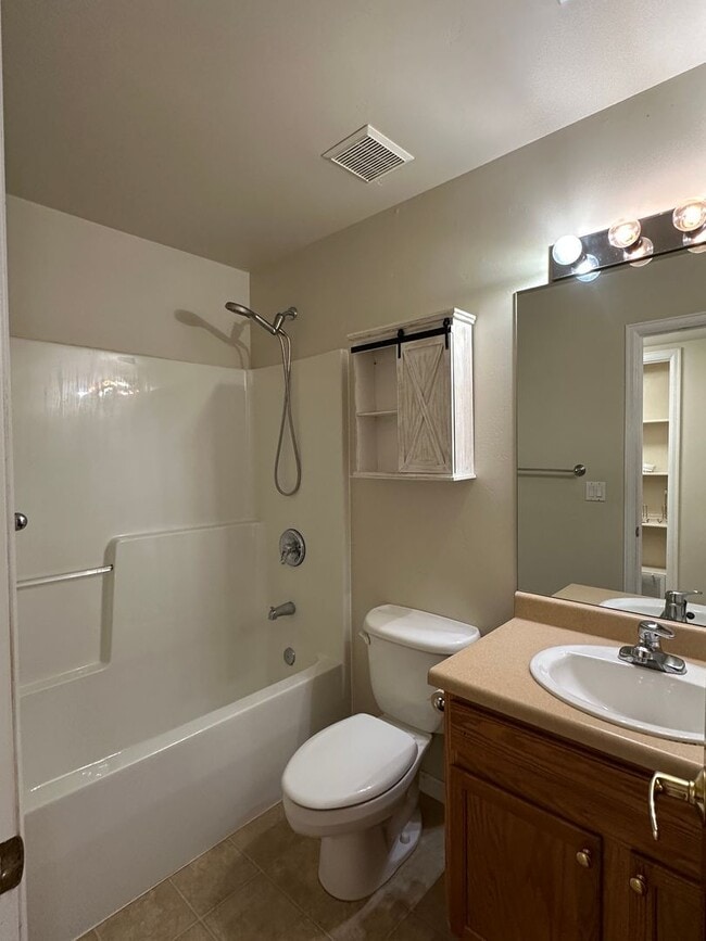 Building Photo - 1 Bedroom 1 Bathroom Lower Level Apartment