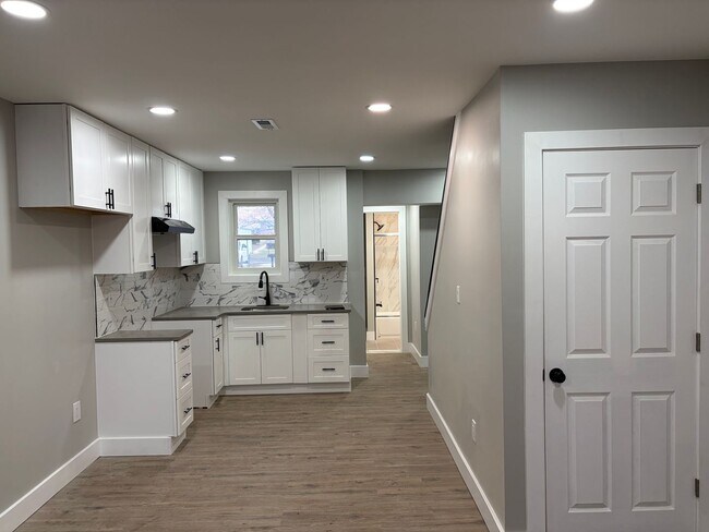 Building Photo - This Beautifully Fully Remolded 2 Bed 1 Full Bath Townhome in Stowe is Now Available